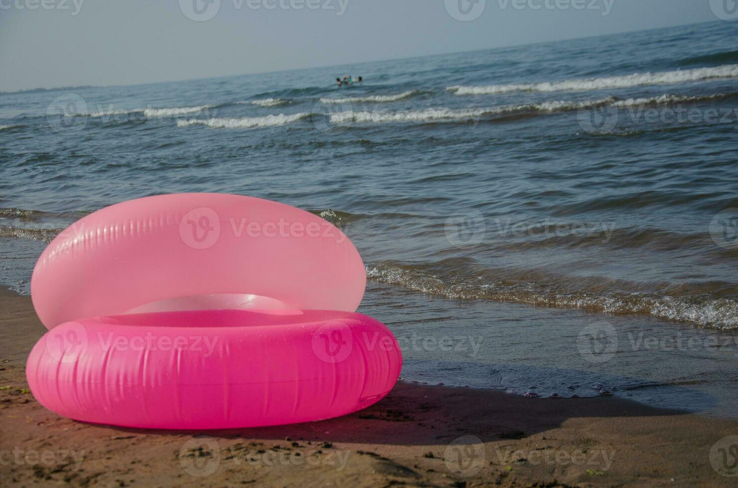 kinderen zwemmen ringen. roze opblaasbaar cirkels voor strand. foto