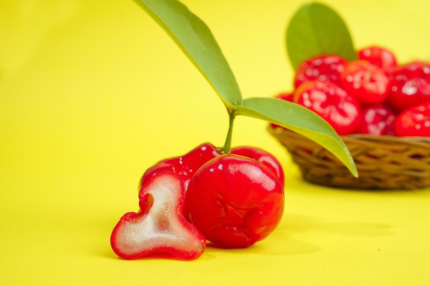 vers water appel fruit en sommige water appel Aan mand achter Aan geel achtergrond foto