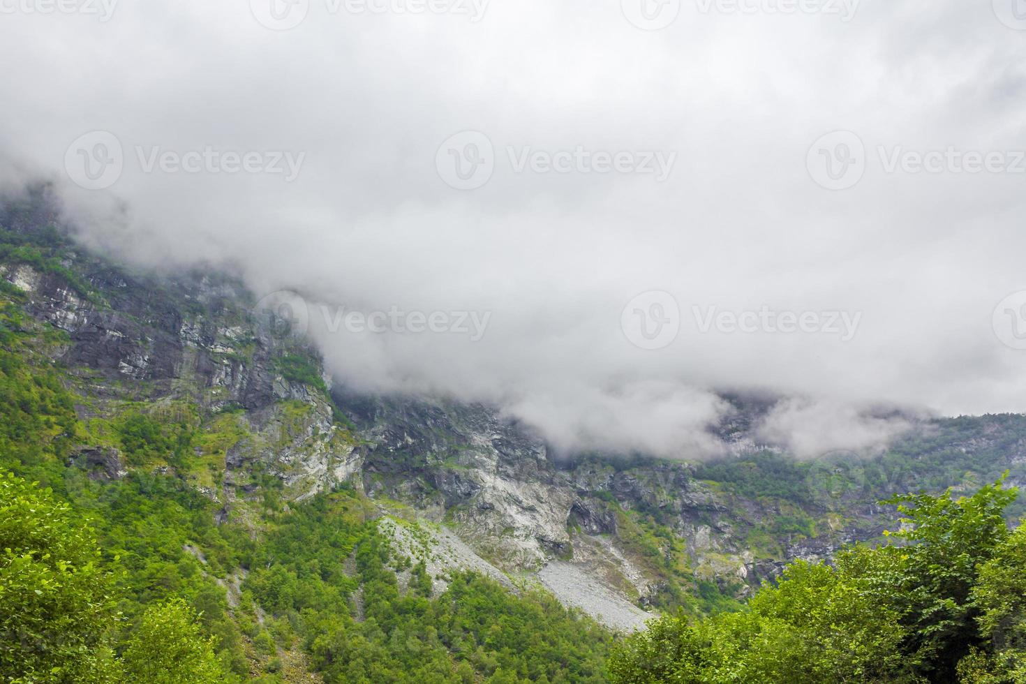 mist mist wolken kliffen op de berg noorse landschap utladalen noorwegen. foto