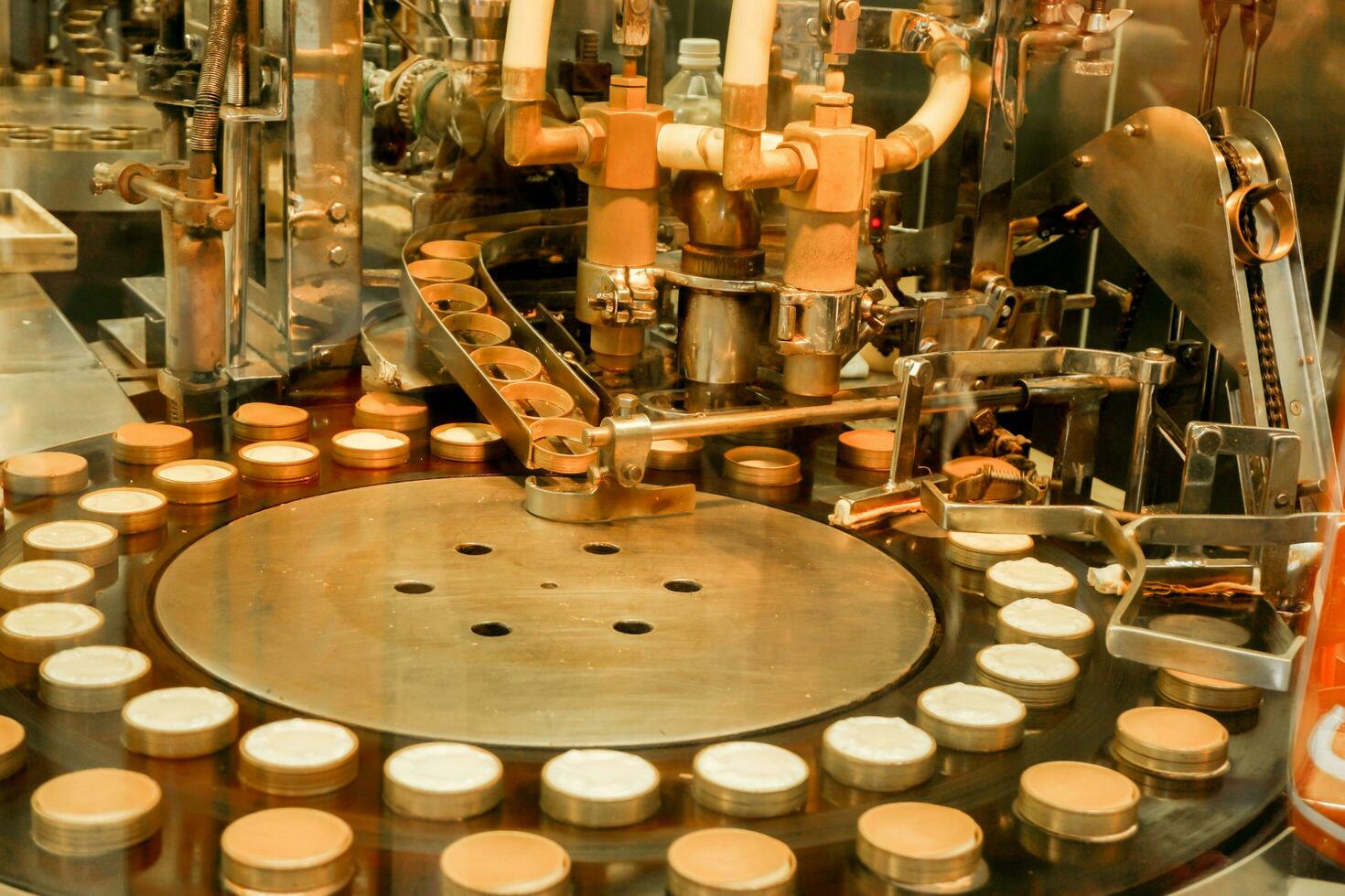 kaas taart maken machine in de bakkerij fabriek maken en laten vallen kaas taart ingrediënt in mallen naar bereiden gebakken en verkopen naar klant. foto