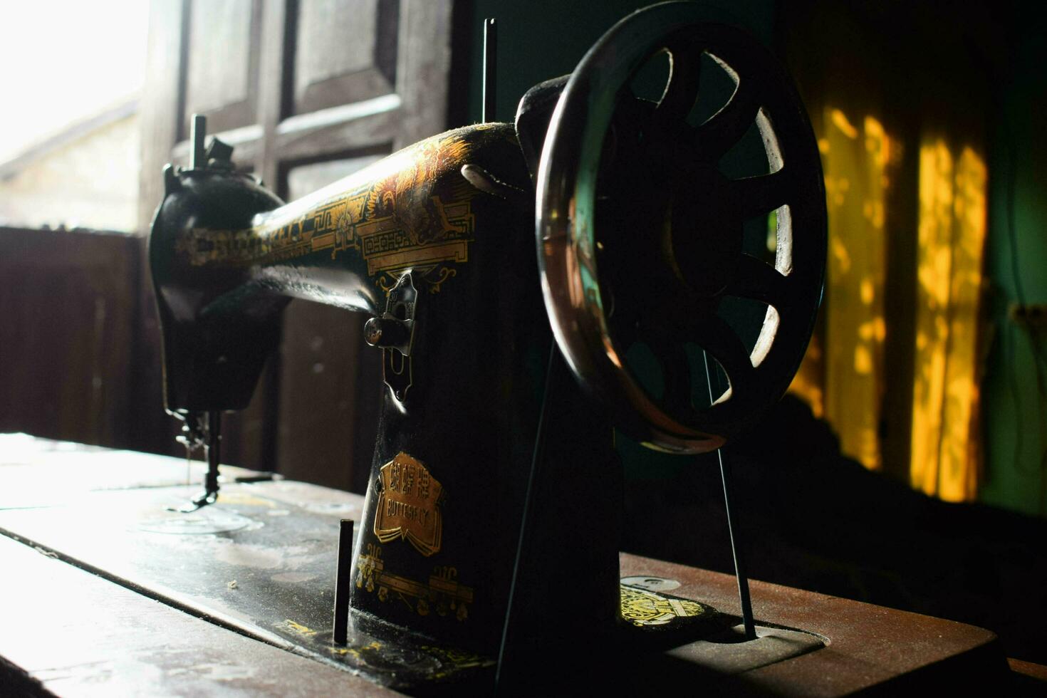 buis, Indonesië. september 7, 2023. een antiek vlinder naaien machine Aan de houten bureau. vintage, oud, retro naaien machine foto