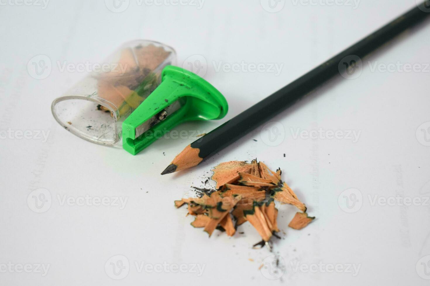 groen potlood slijper en donker groen potloden, potlood krullen Aan wit achtergrond foto