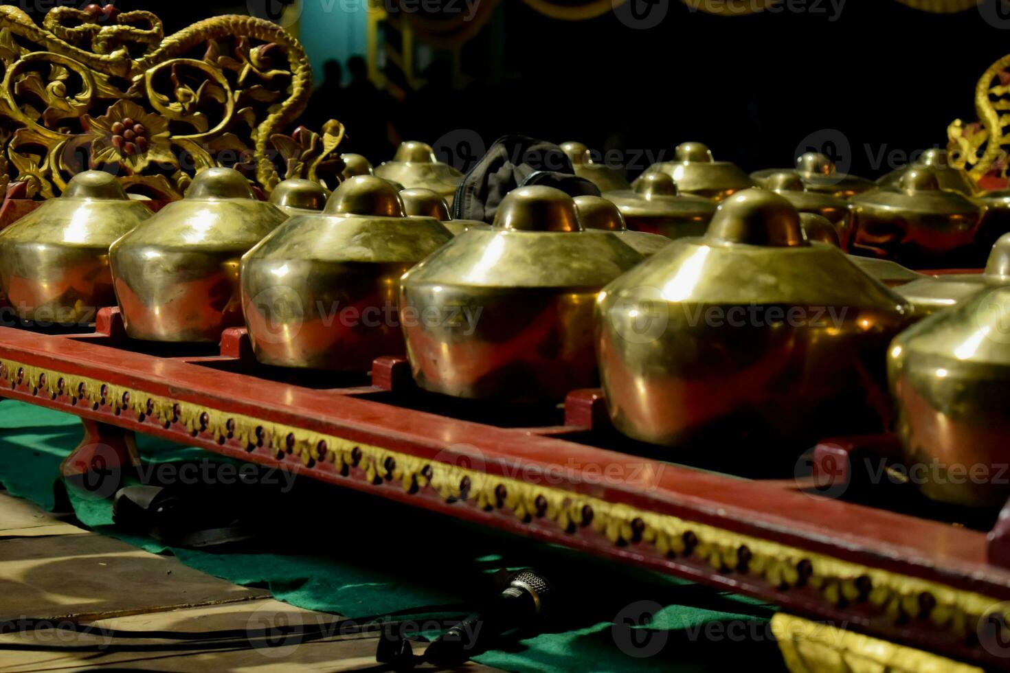 dichtbij omhoog gamelan of bonang Javaans traditioneel instrumentaal muziek- van Indonesië. foto