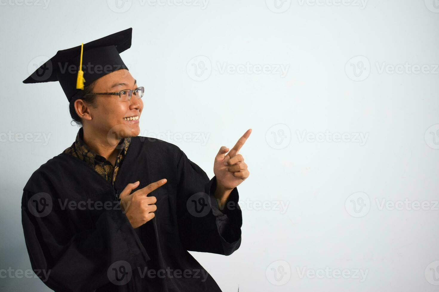 expressief van volwassen Indonesië mannetje slijtage diploma uitreiking gewaad, hoed en bril geïsoleerd Aan wit achtergrond, uitdrukkingen van portret diploma uitreiking foto