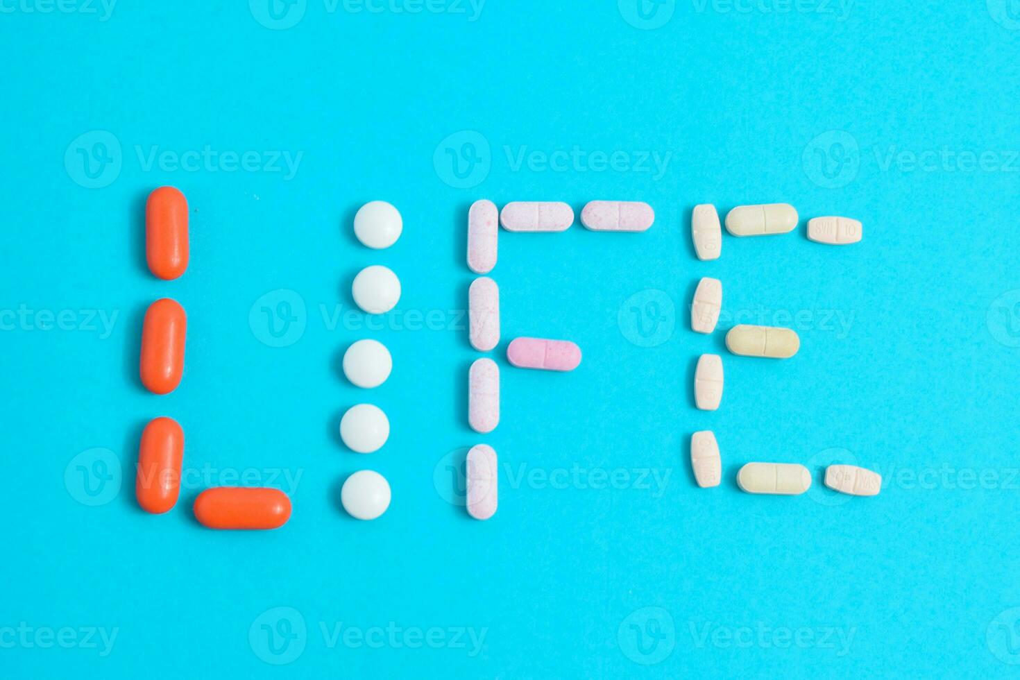leven woord van kleurrijk geneeskunde pillen geïsoleerd Aan blauw achtergrond, supplement, vitamine, kleurrijk foto