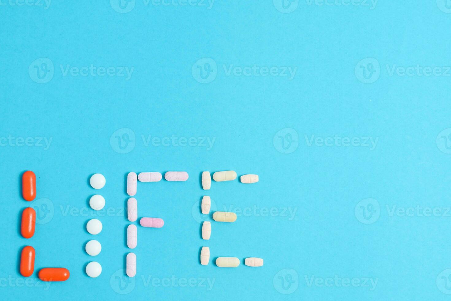 leven woord van kleurrijk geneeskunde pillen geïsoleerd Aan blauw achtergrond, supplement, vitamine, kleurrijk foto