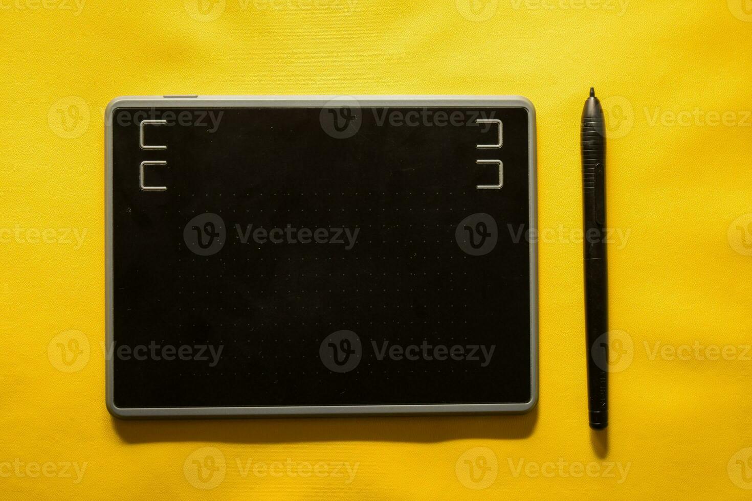 elektronisch tekening pen tablet en stylus geïsoleerd geel foto