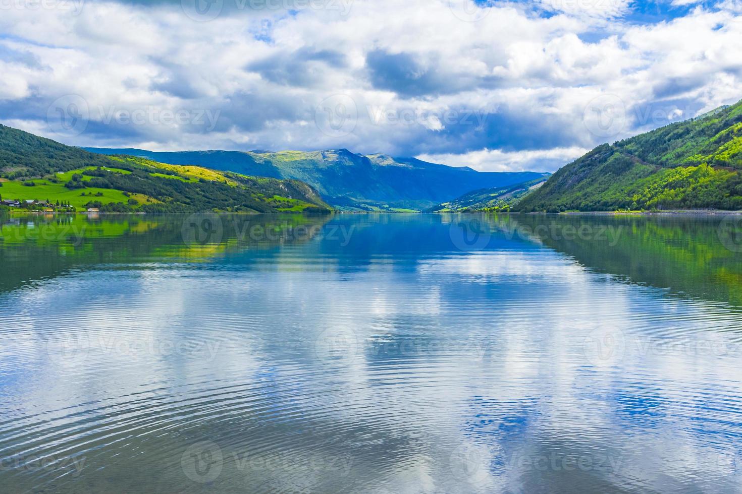 ongelooflijke noorse landschap kleurrijke bergen fjord bossen jotunheimen noorwegen. foto