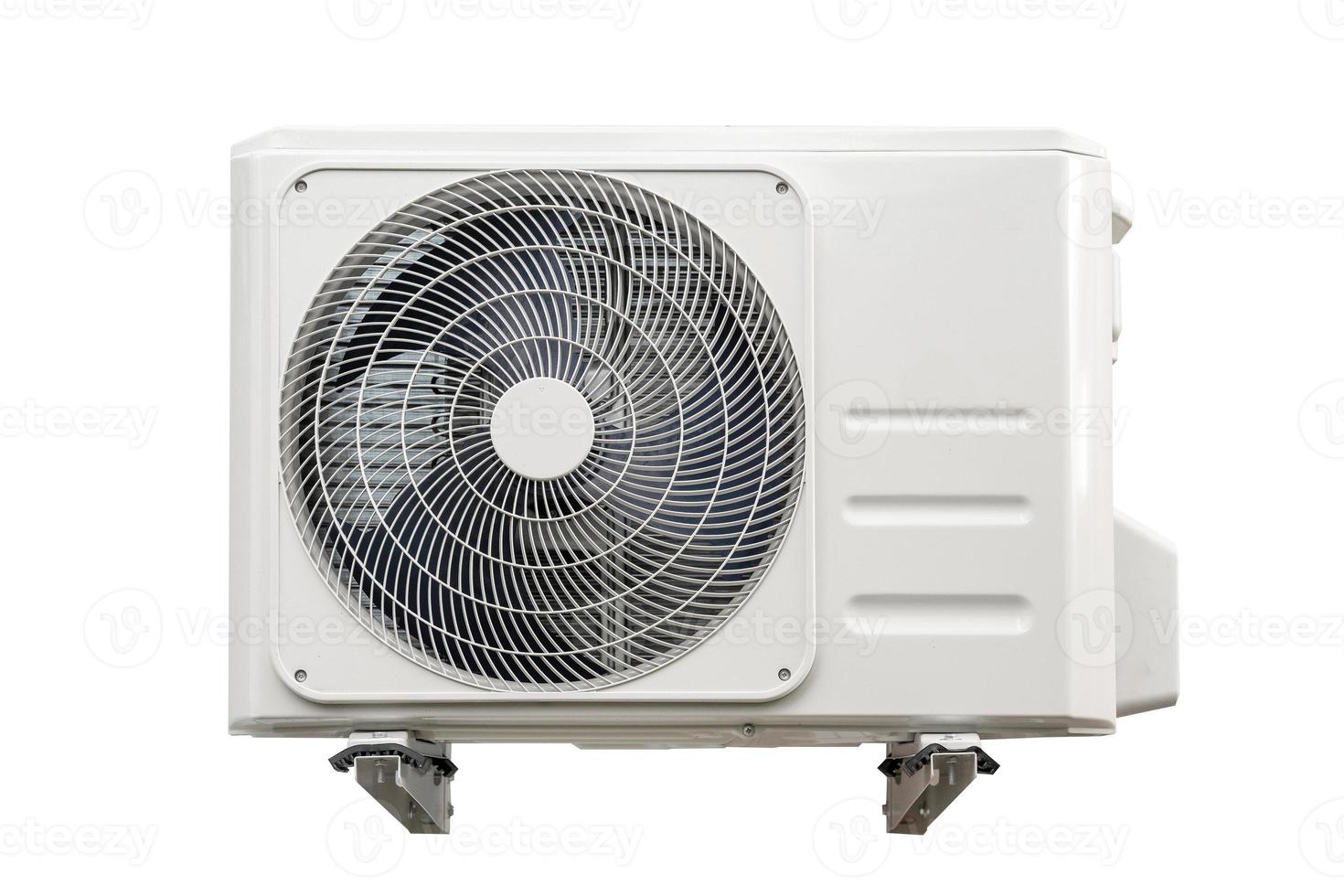 condensatie-eenheid van airconditioningsystemen geïsoleerd op wit met uitknippad. foto