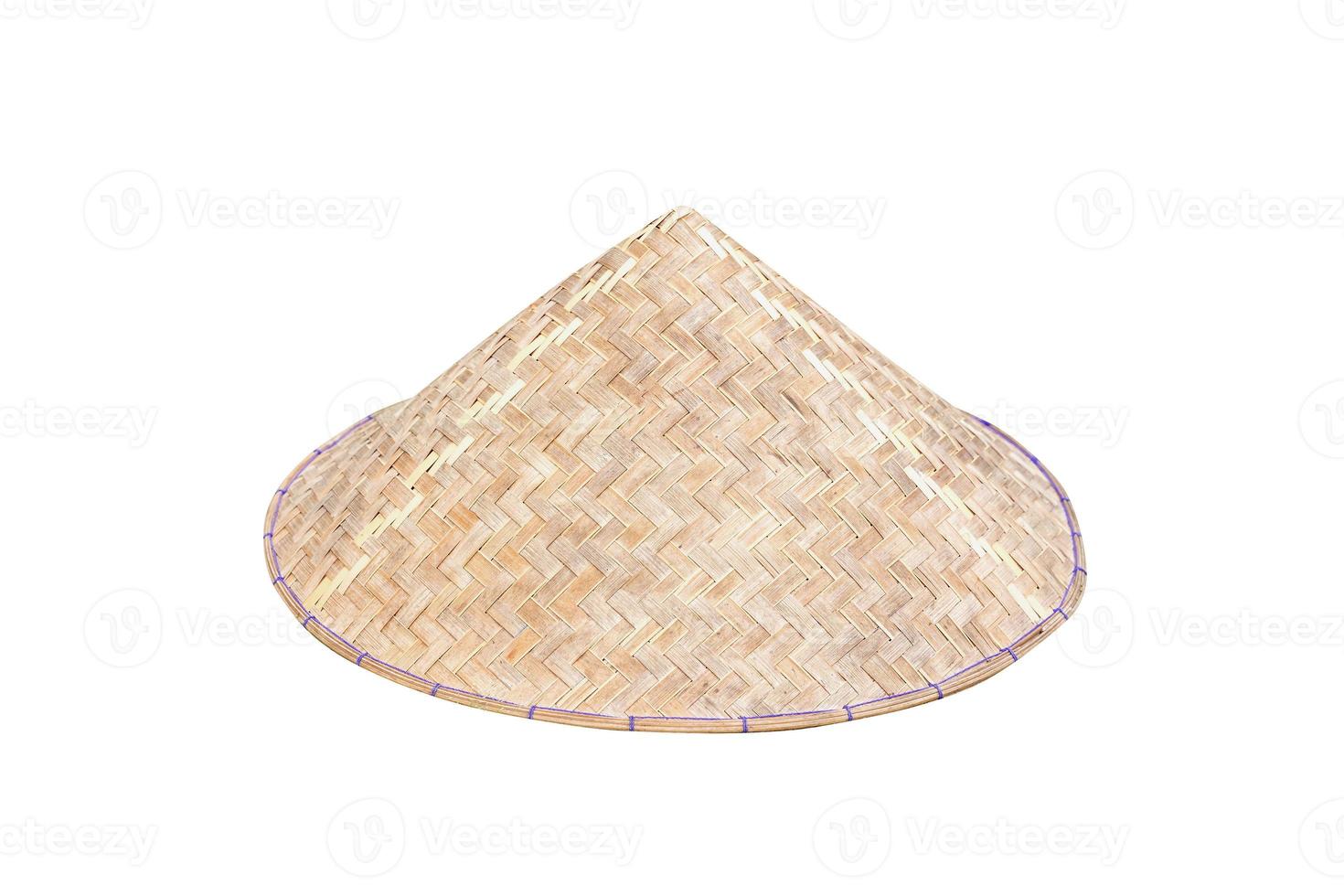 Vietnamese conische non la hoed geïsoleerd op een witte achtergrond met uitknippad. detailopname. foto