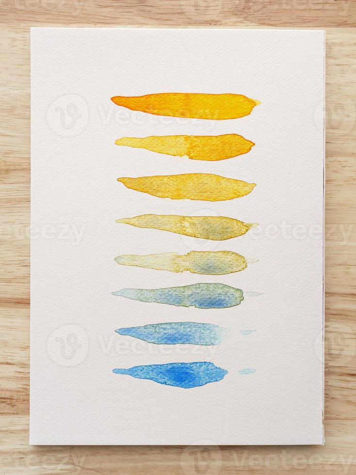 kleurrijke aquarel vlekken op wit papier. set aquarel penseelstrepen. inkt streken. platte soort penseelstreek. foto