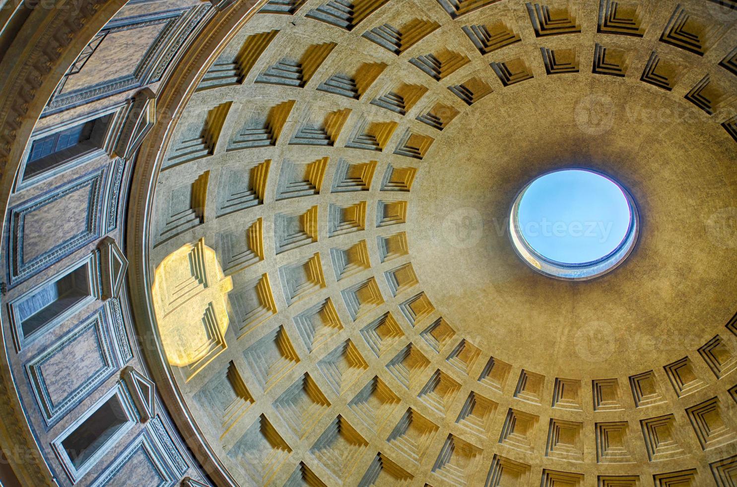 Romeins pantheon van binnenuit met blauwe lucht en zonreflectie van koepelgat foto