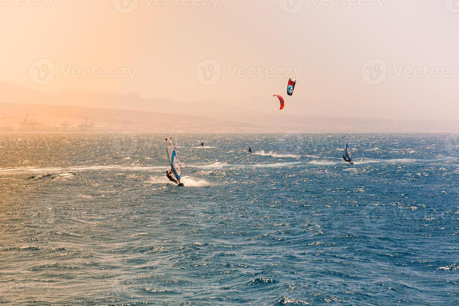 windsurfers zeilen in de rode zee foto