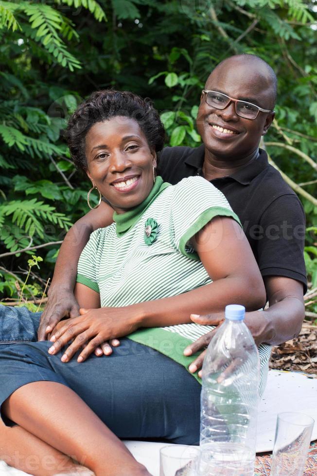 portret van gelukkige verliefde paar zitten in het bos. foto