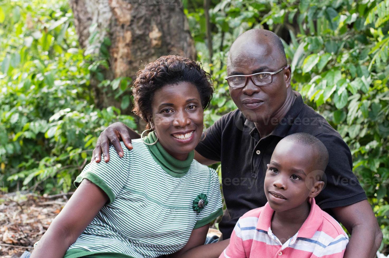 gelukkige jonge familie kamperen. foto