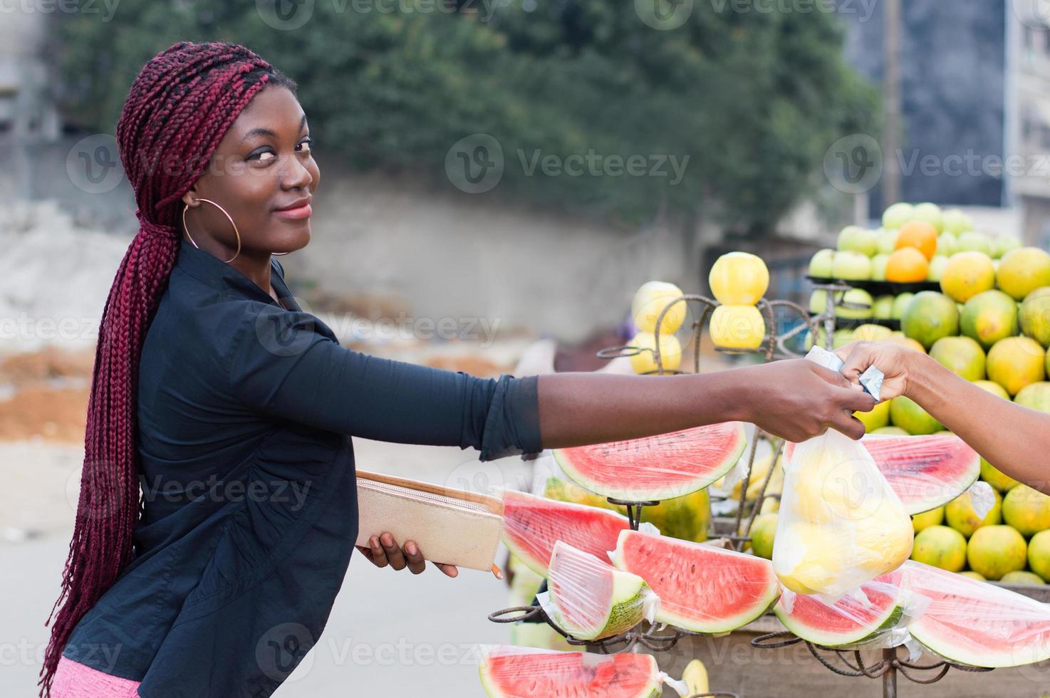 jonge vrouw op straatmarkt. foto