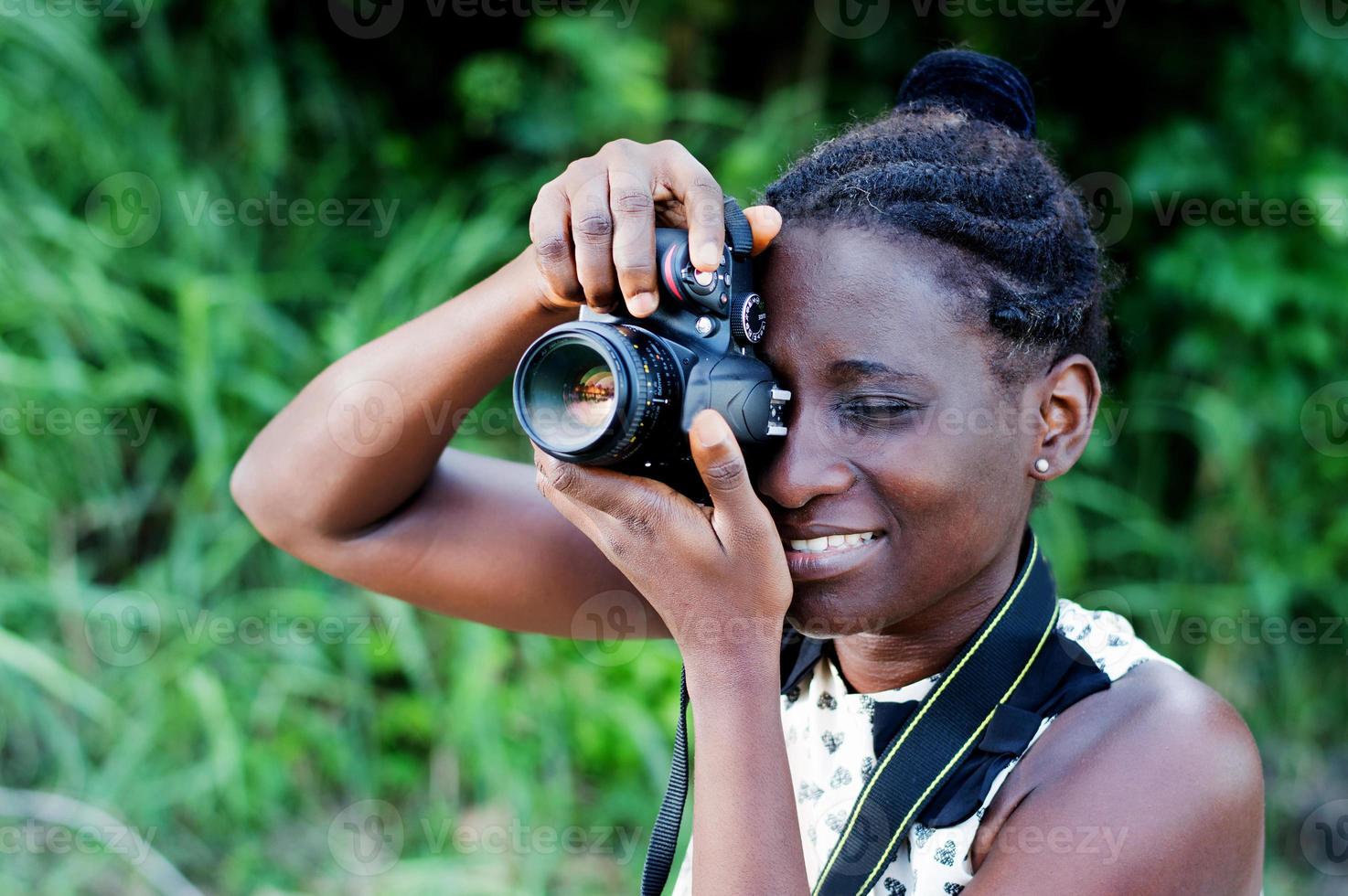 jonge vrouwelijke fotograaf die foto's maakt. foto