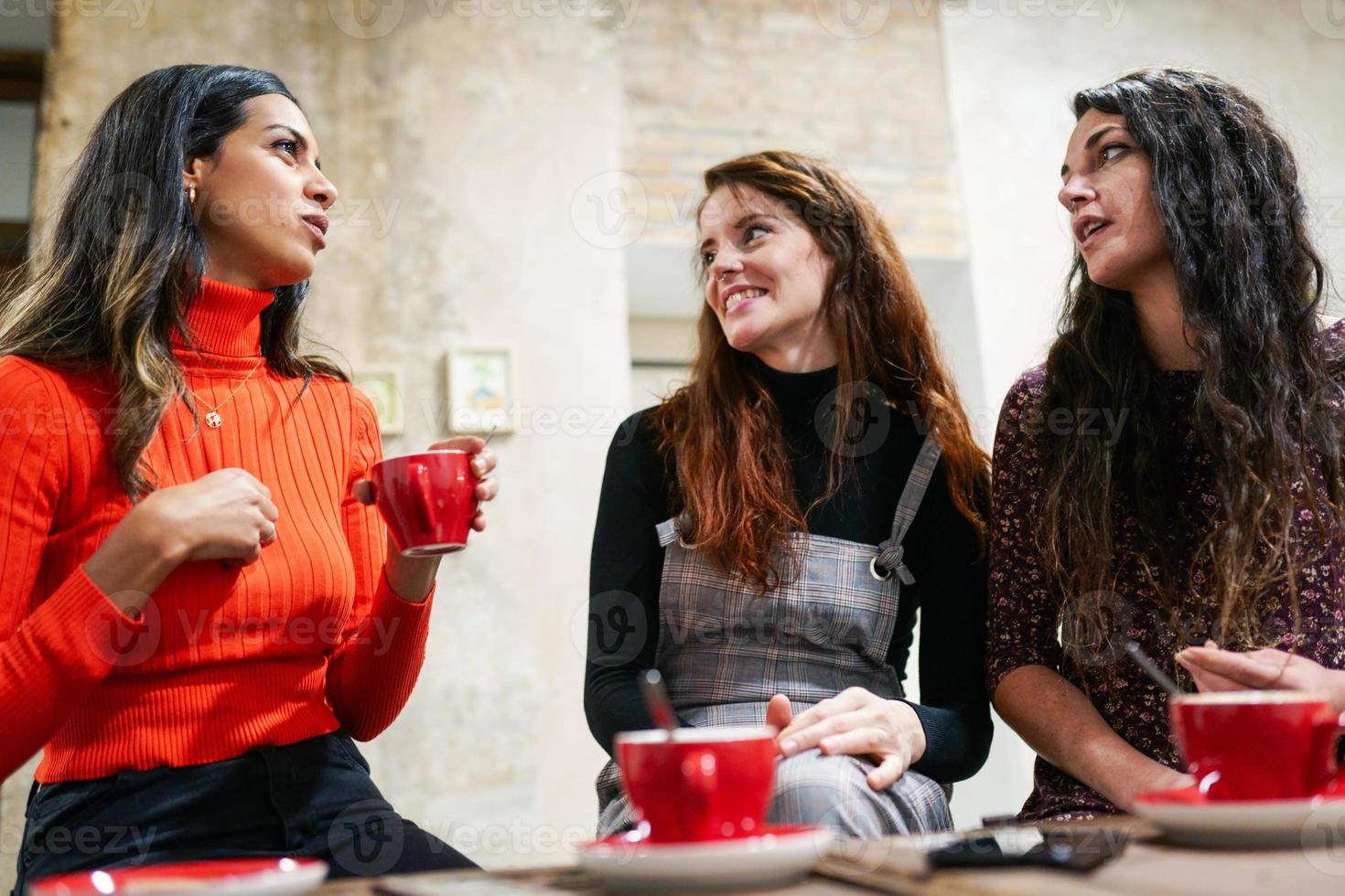 groep van drie gelukkige vrienden die koffie drinken in een café-bar. foto