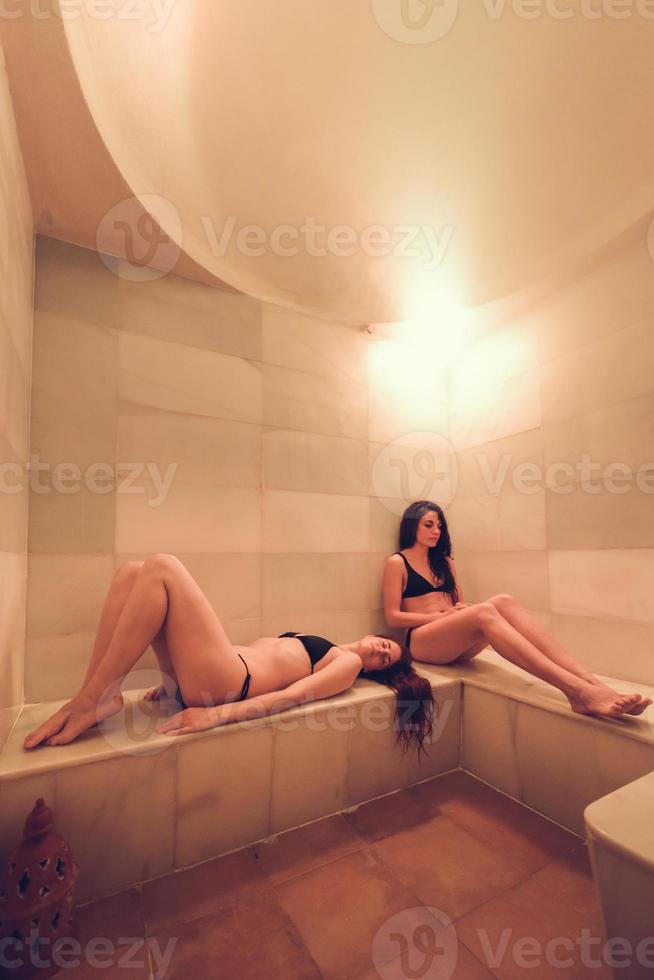 twee jonge vrouwen genieten van hamam of Turks bad foto