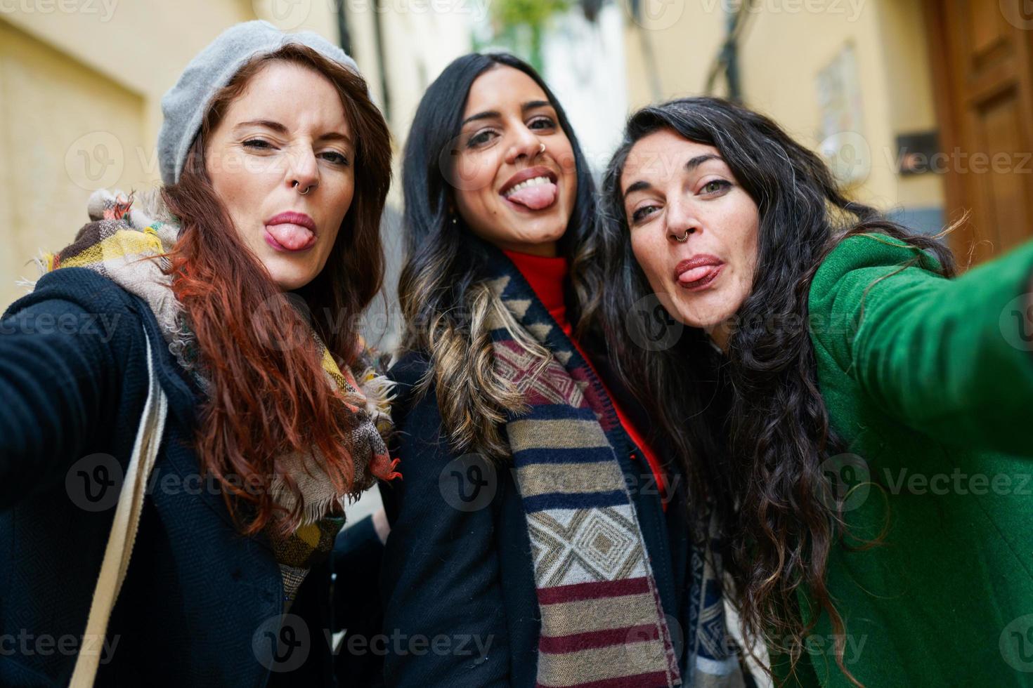 groep vrouwen die een selfie-foto maken die hun tong uitsteekt foto