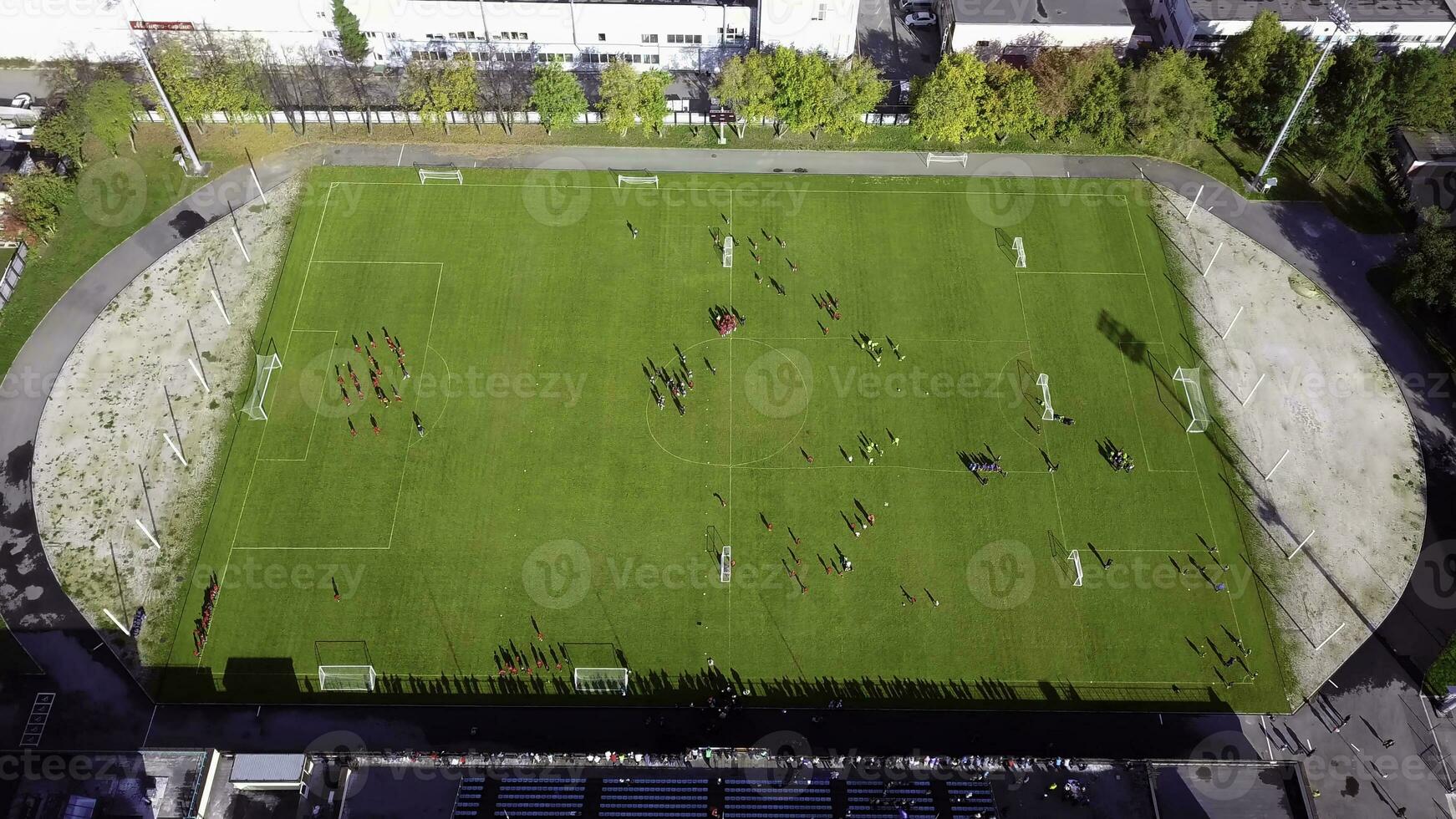 Amerikaans voetbal spelers rennen in de omgeving van de Amerikaans voetbal veld. top visie van de Amerikaans voetbal jeugd toernooi foto