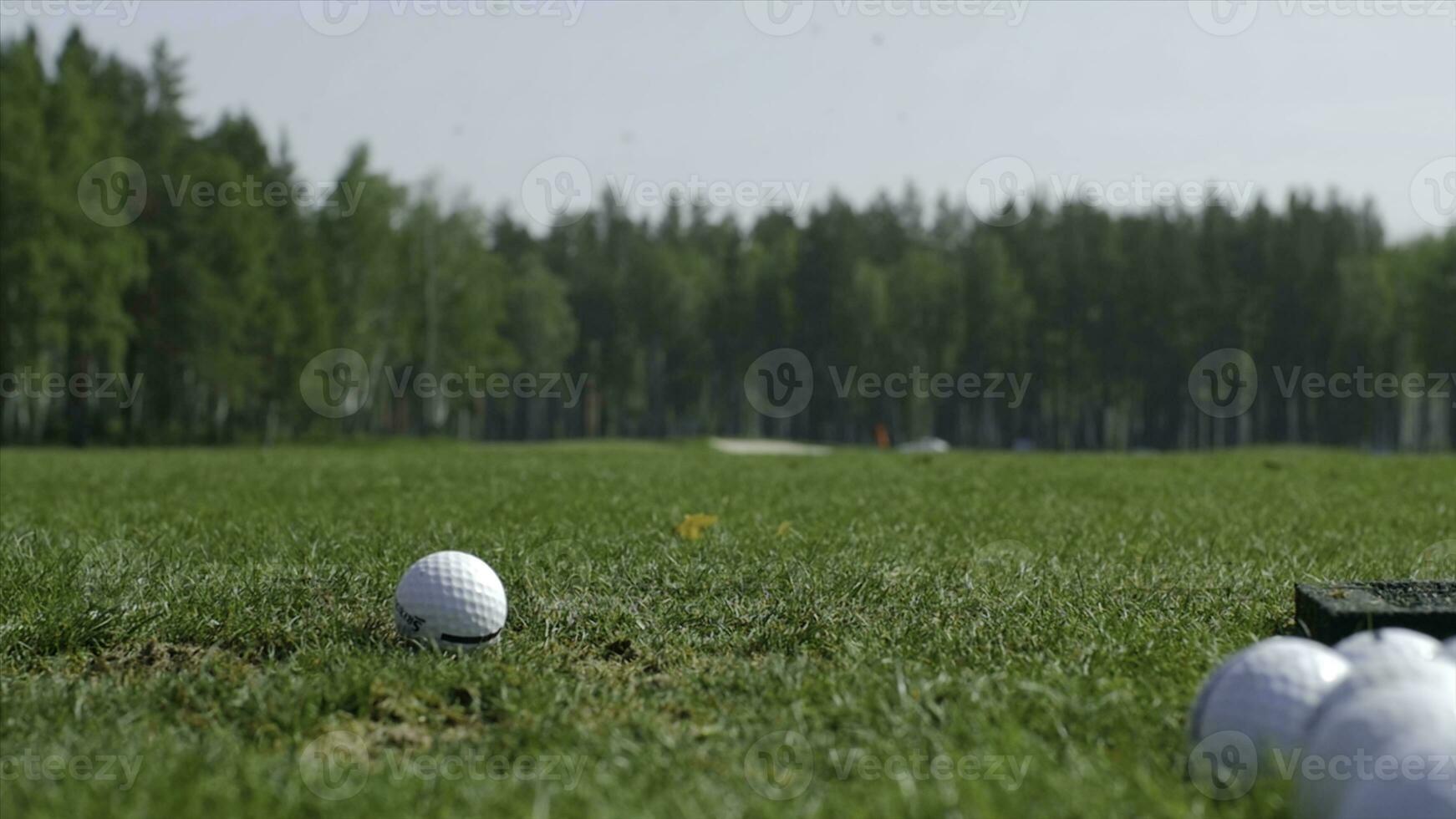 Mens spelen spel van golf. Mens raken golf bal foto