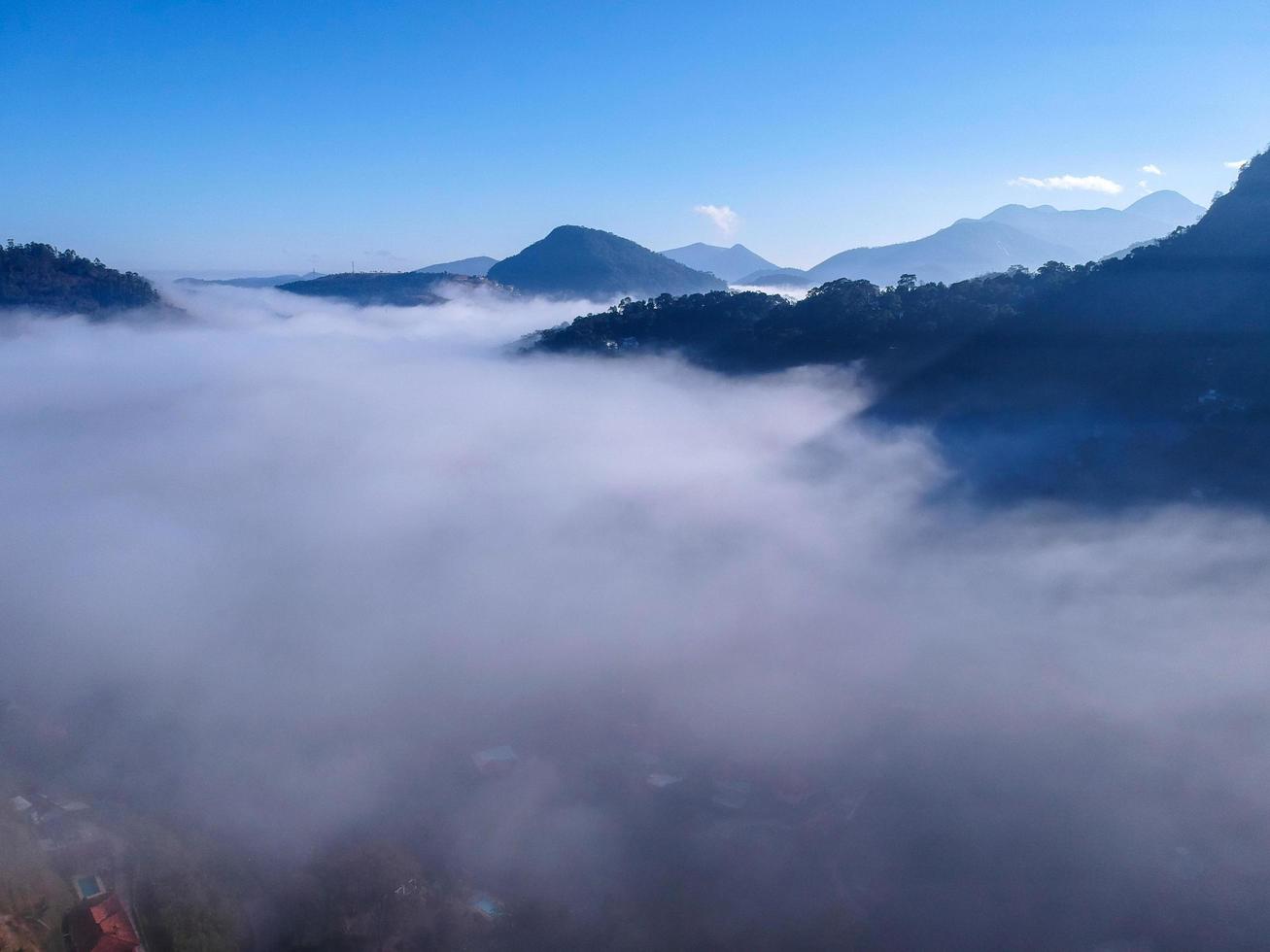 luchtfoto van itaipava petrpolis vroege ochtend met veel mist in de stad foto