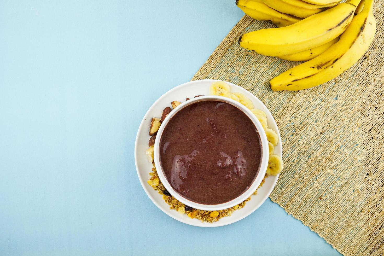 Braziliaanse noten op witte kom met banaan foto