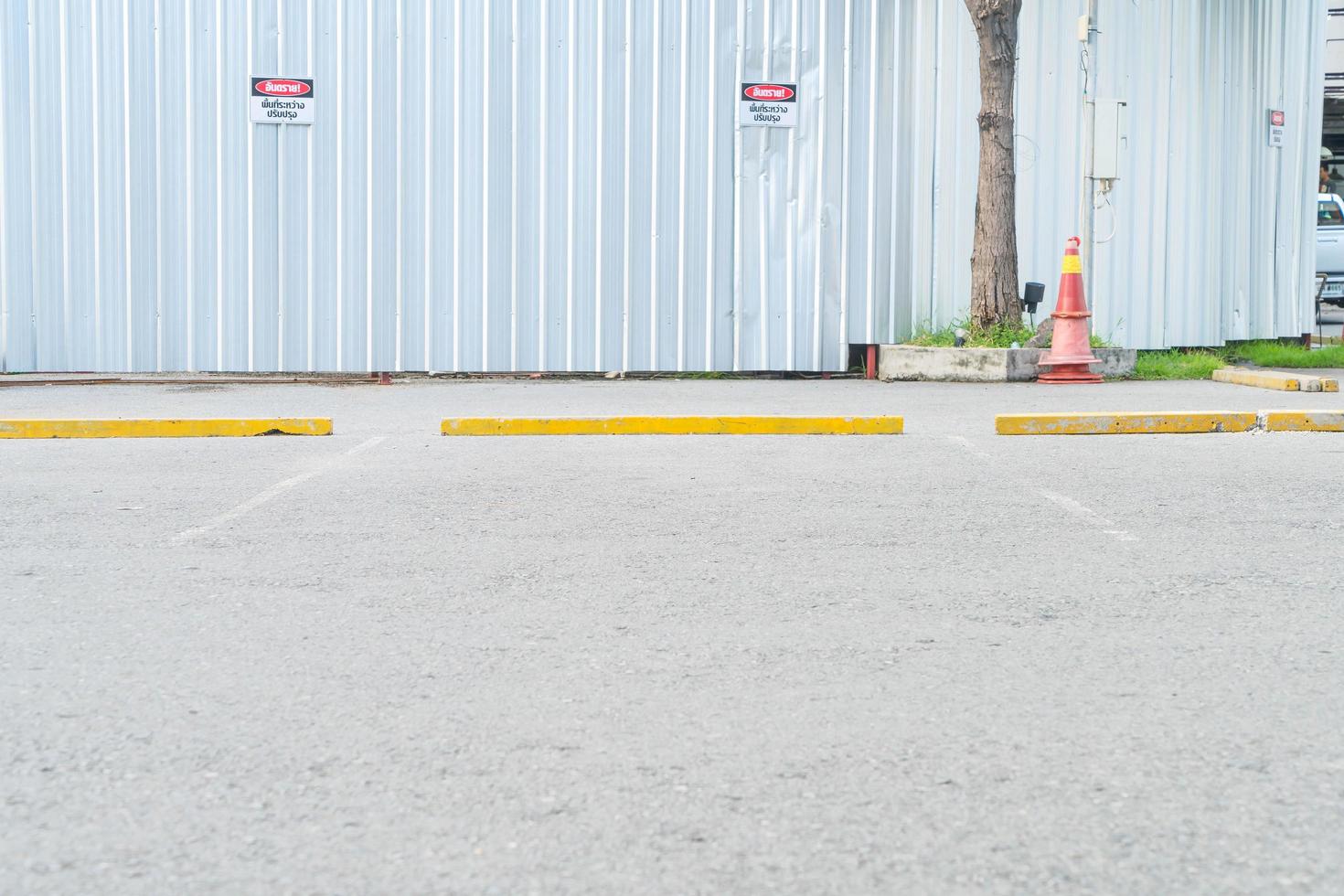 lege parkeerauto voor achtergrond foto