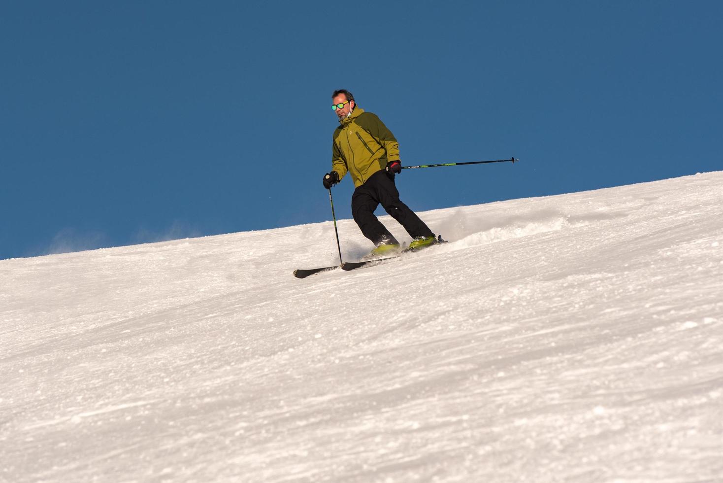 grandvalira, andorra, 03 januari 2021 - jonge man skiën in de pyreneeën in het skigebied grandvalira foto