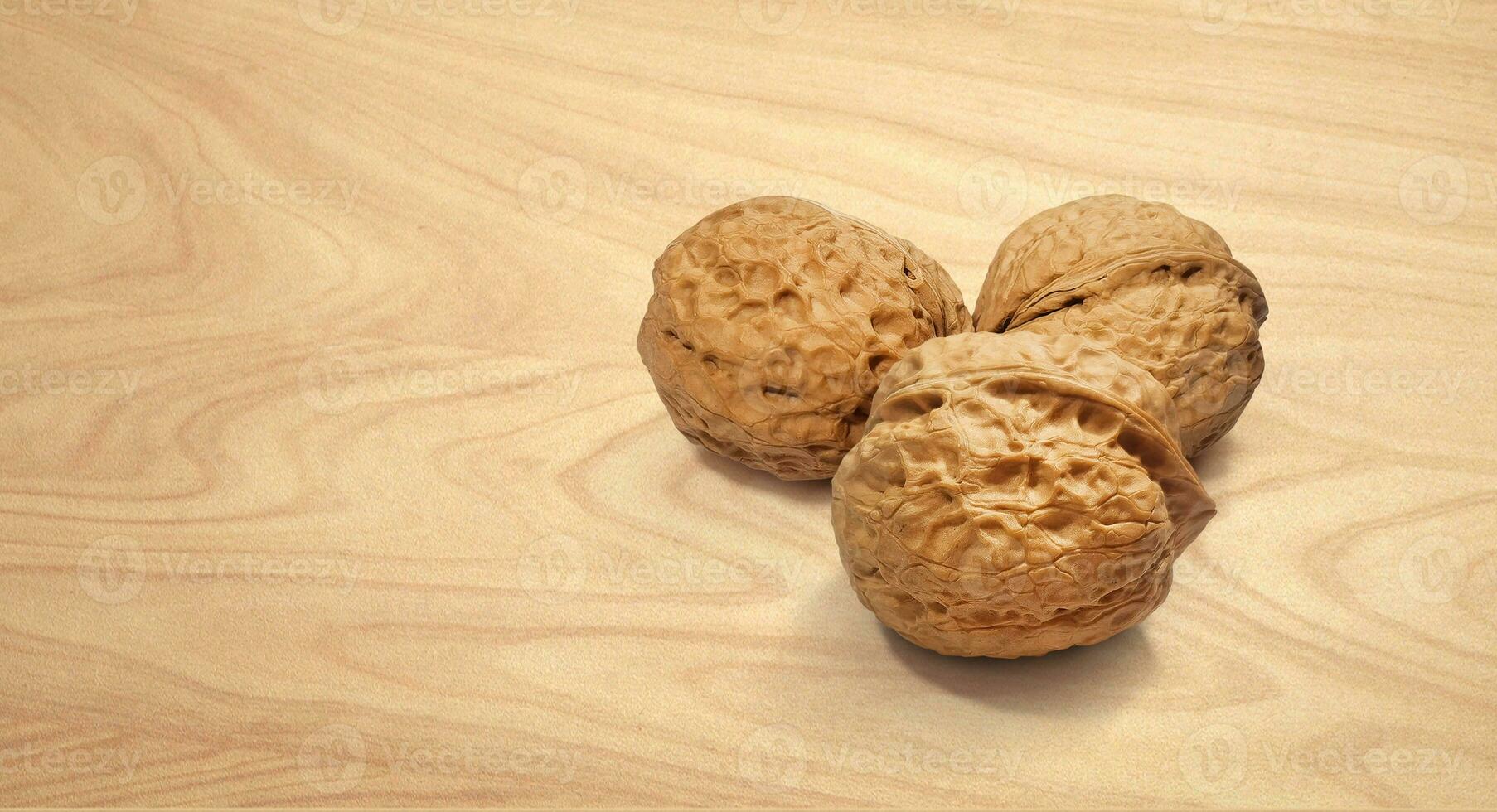 walnoten Aan houten achtergrond, voorkant visie foto