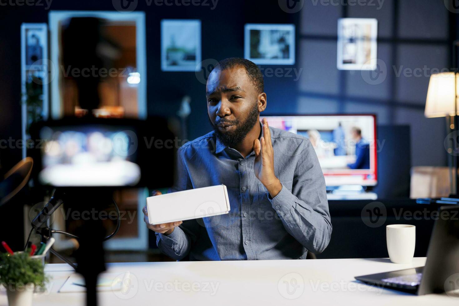 inhoud Schepper wezen gesponsord door partnering merk naar Doen uitpakken video Aan zijn online kanaal. Mens doet influencer marketing, presenteren sociaal media volgers Product goedkeuring foto