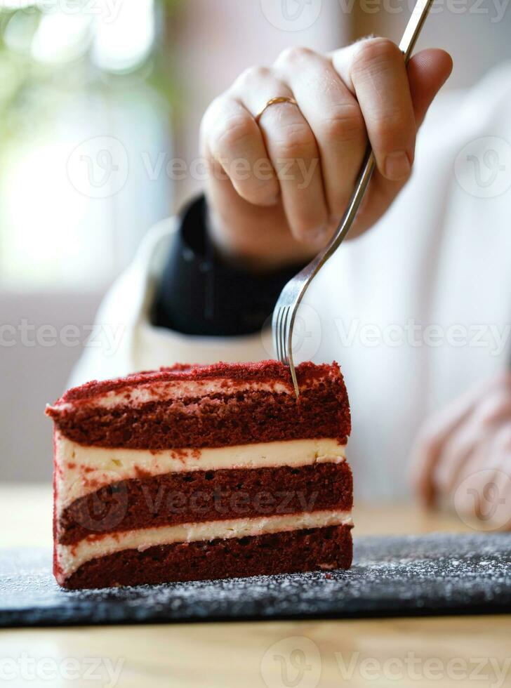 een stuk van taart . een Mens eet een stuk van taart met een vork. foto