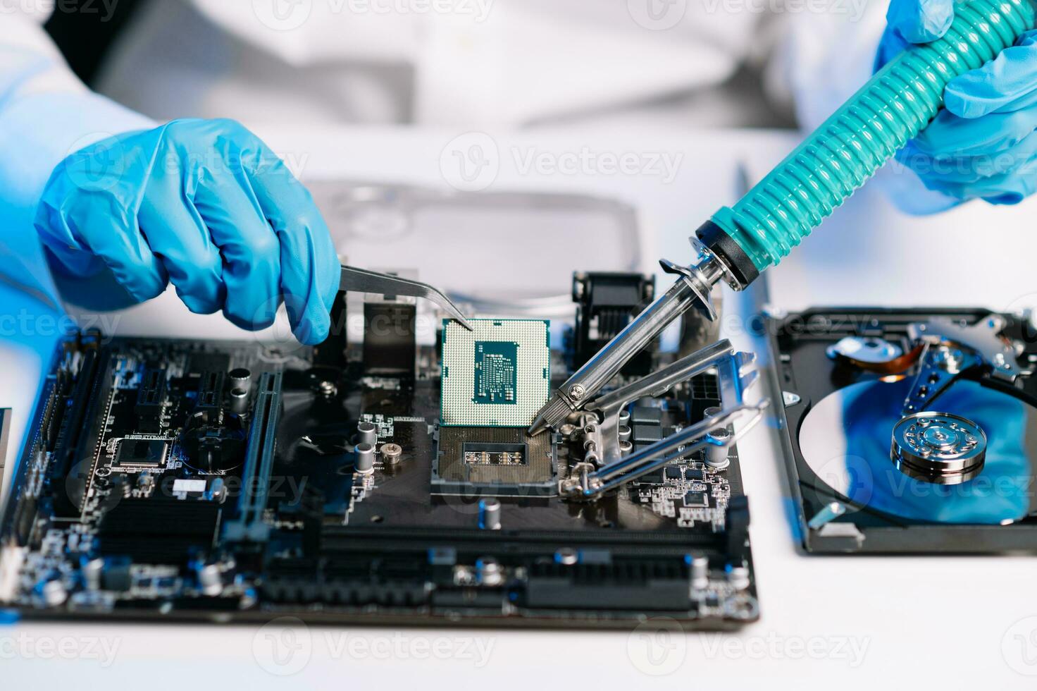 de technicus is zetten de CPU Aan de stopcontact van de computer moederbord. elektronisch bouwkunde elektronisch reparatie, elektronica meten en testen, reparatie foto
