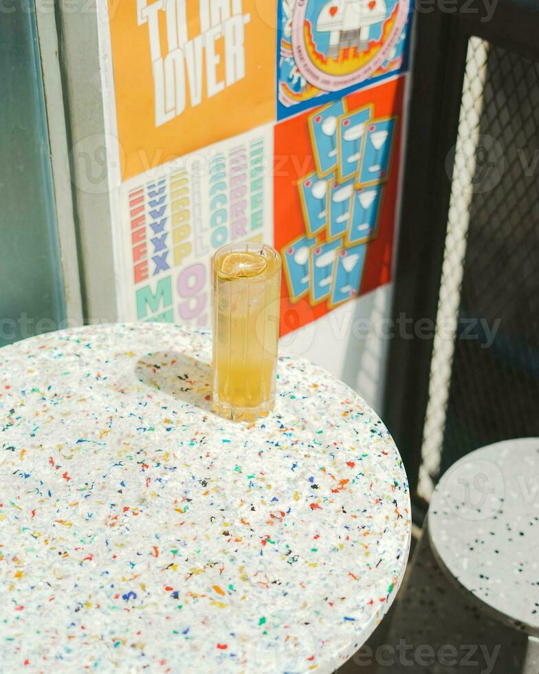 citroen thee Aan tafel, met poster cafe achtergrond voor sociaal media inhoud foto