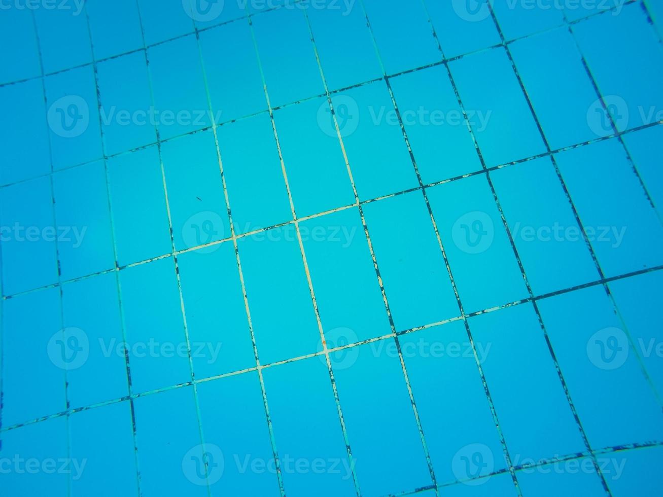textuur van blauwe tegels op de bodem van het zwembad foto