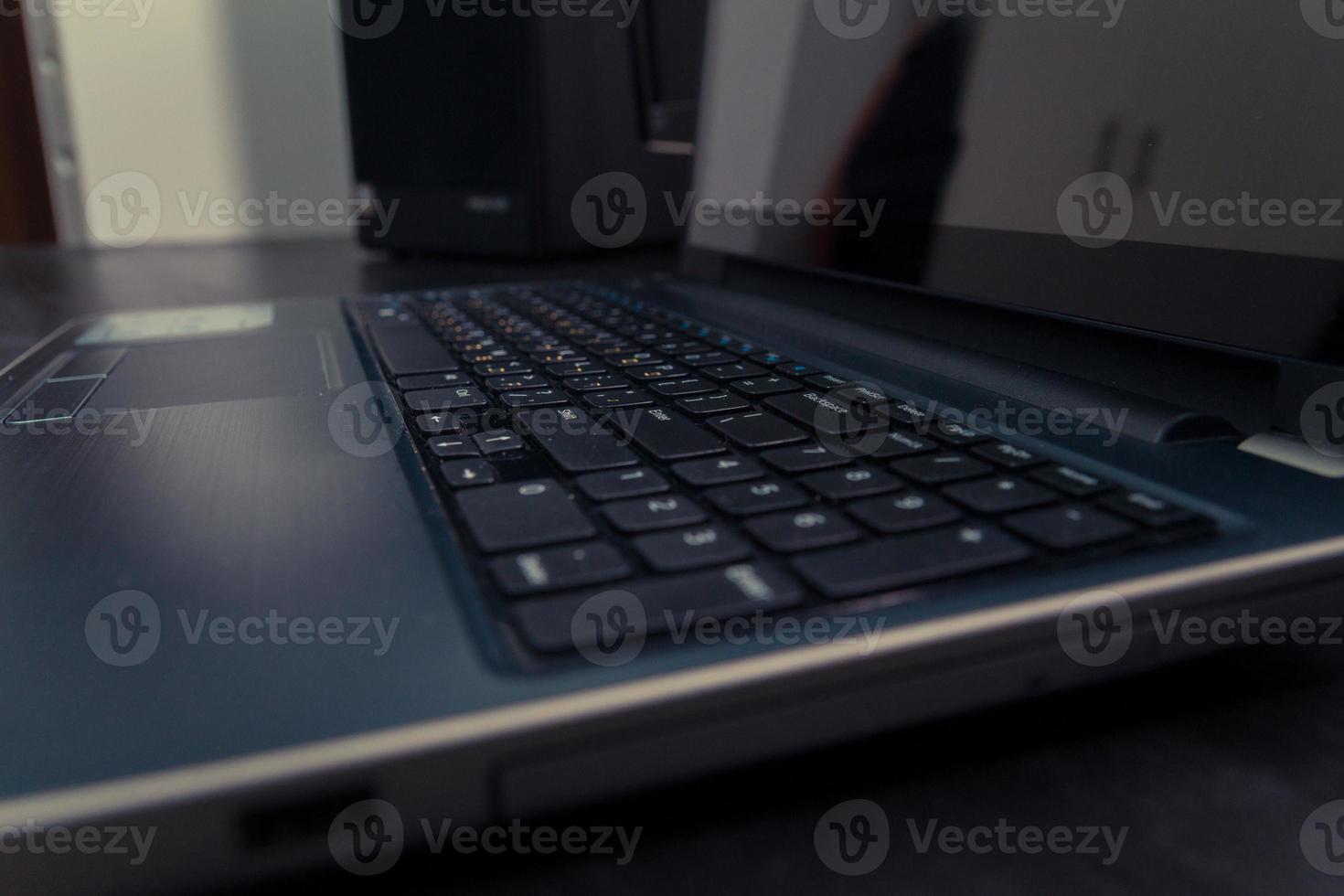 toetsenbord met letters in hebreeuws en engels - laptop toetsenbord - close-up foto