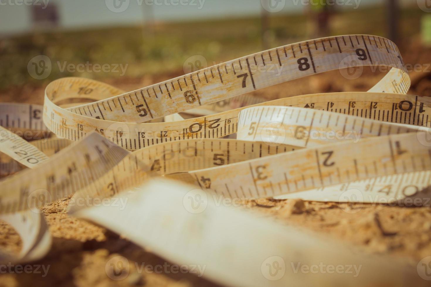 meetlint op de grond geplaatst op een bouwplaats foto