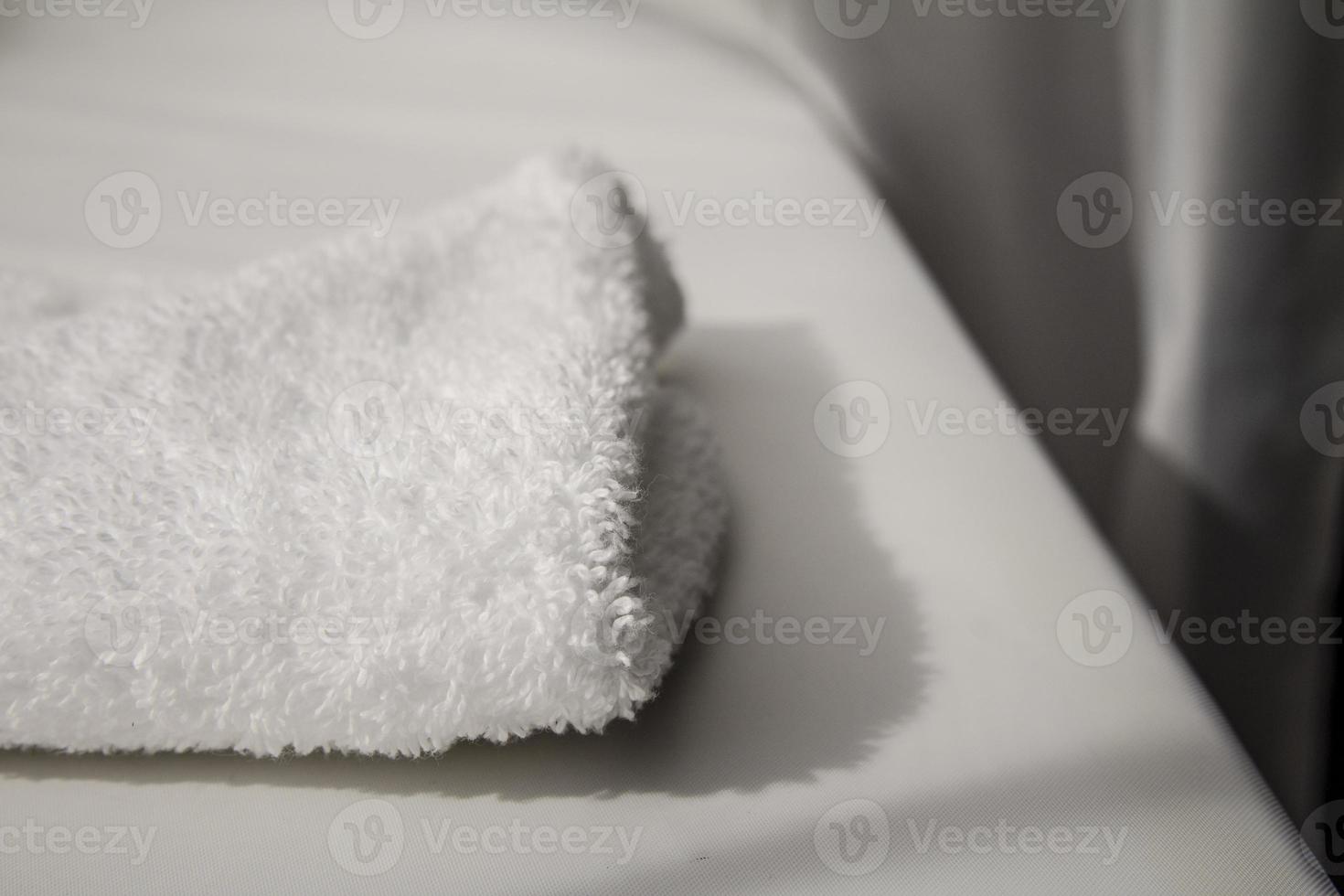 witte handdoek op witte doekachtergrond foto