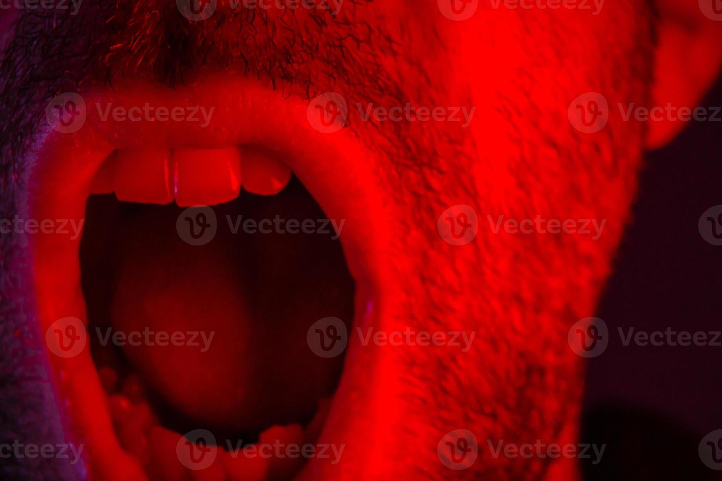 macro close-up op man schreeuwen met mond wijd open foto