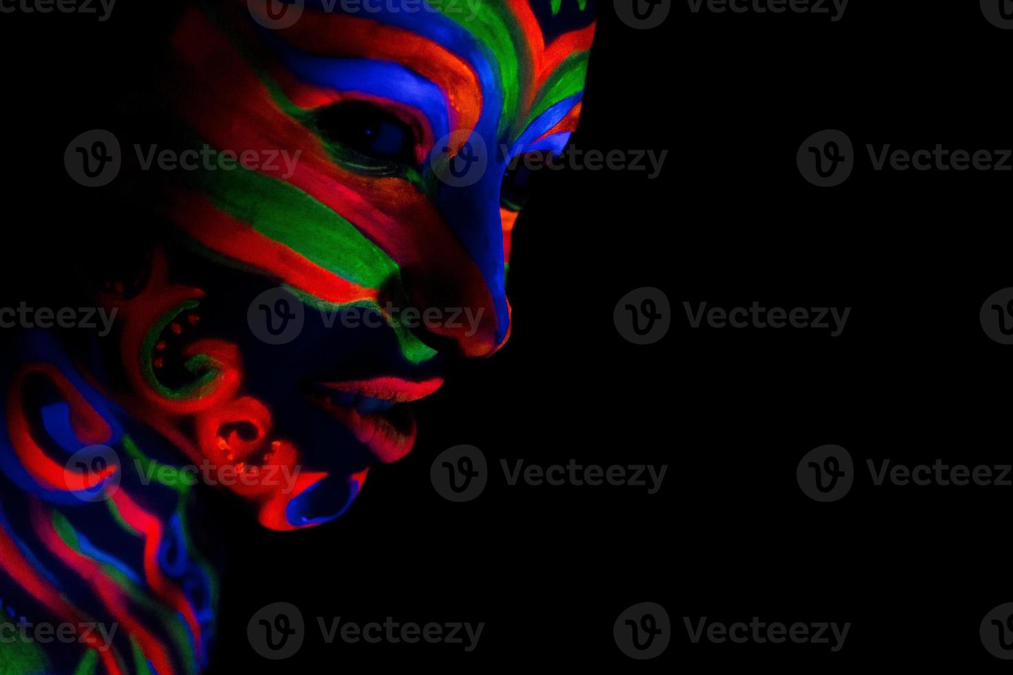 vrouw met make-up kunst van gloeiend uv fluorescerend poeder foto