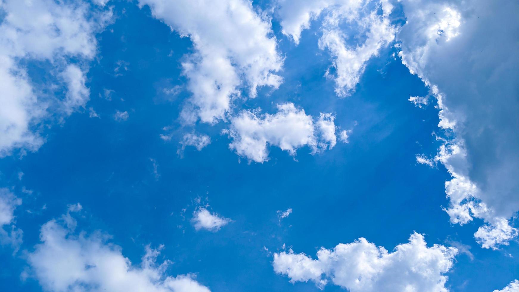 mooie wolken en blauwe lucht bij daglicht foto