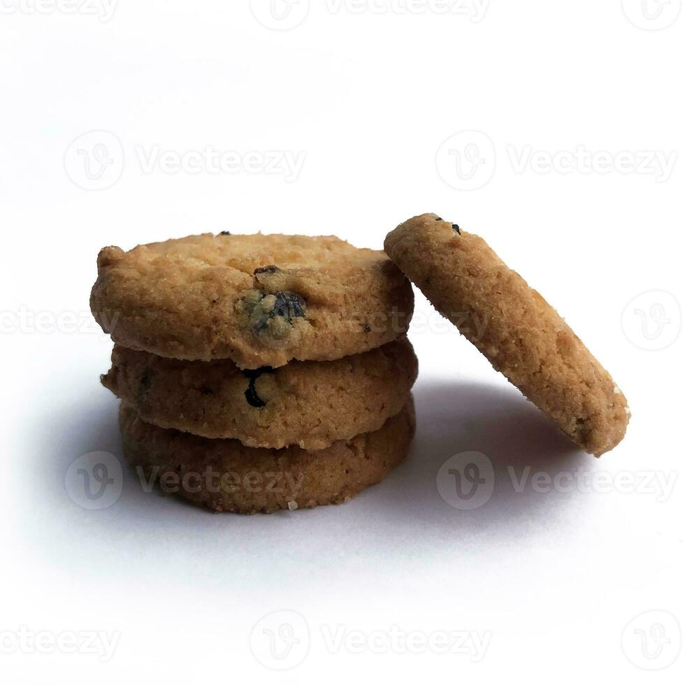 een stapel van bruinachtig gekleurd koekjes geïsoleerd Aan een wit achtergrond. foto