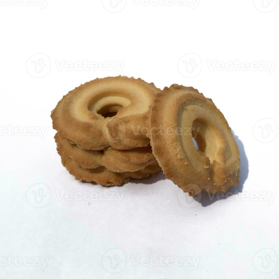 een stapel van bruinachtig gekleurd koekjes geïsoleerd Aan een wit achtergrond. foto