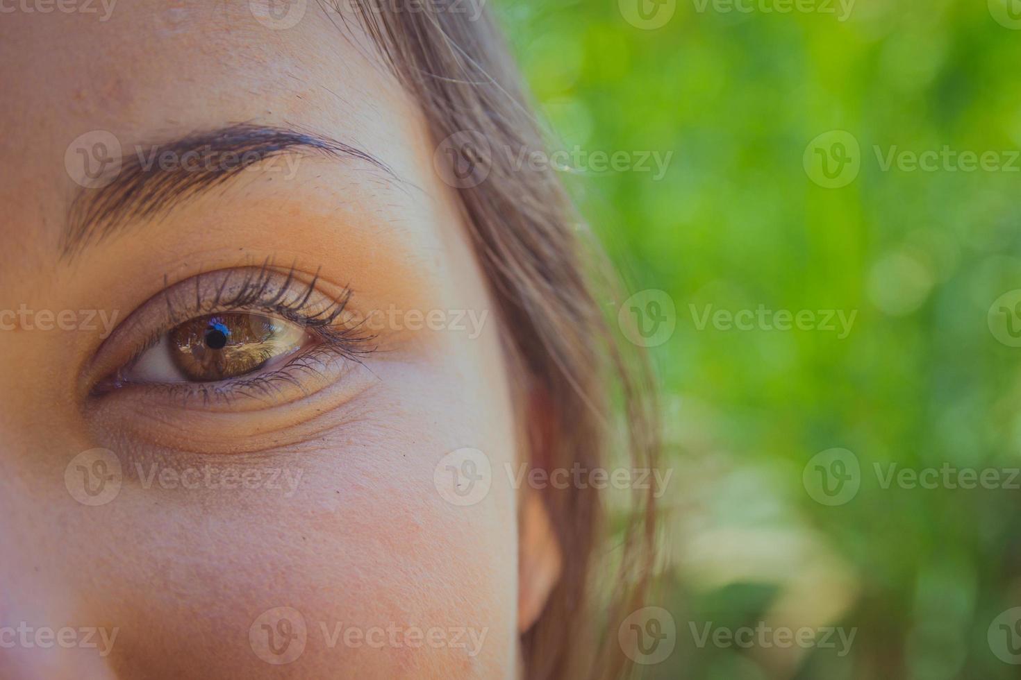 vrouw bruin oog close-up in het park foto