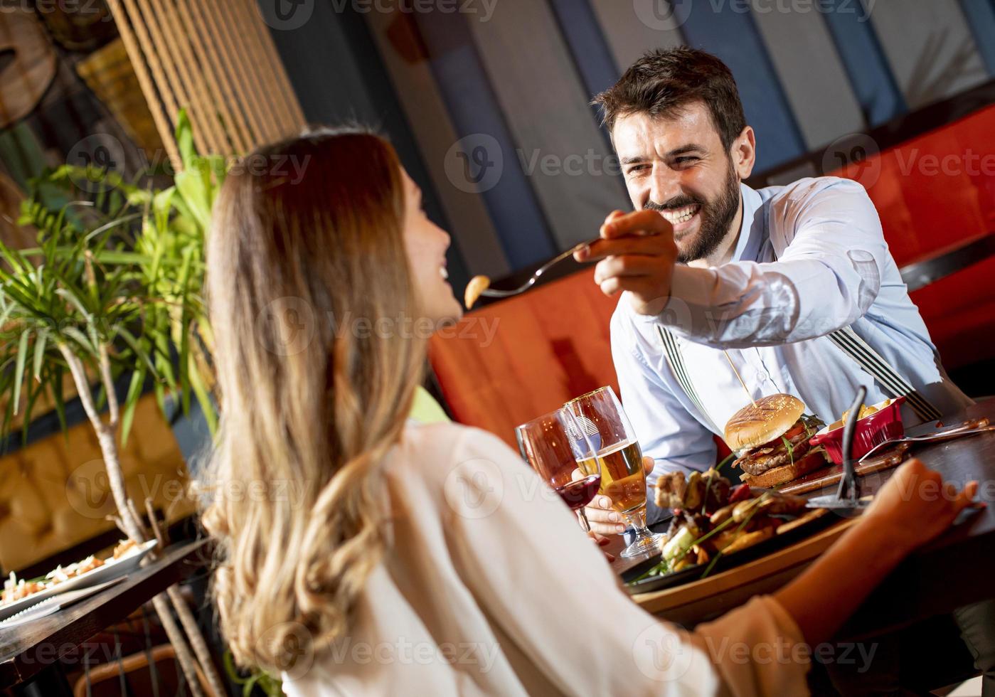 jong koppel aan het diner in het restaurant foto