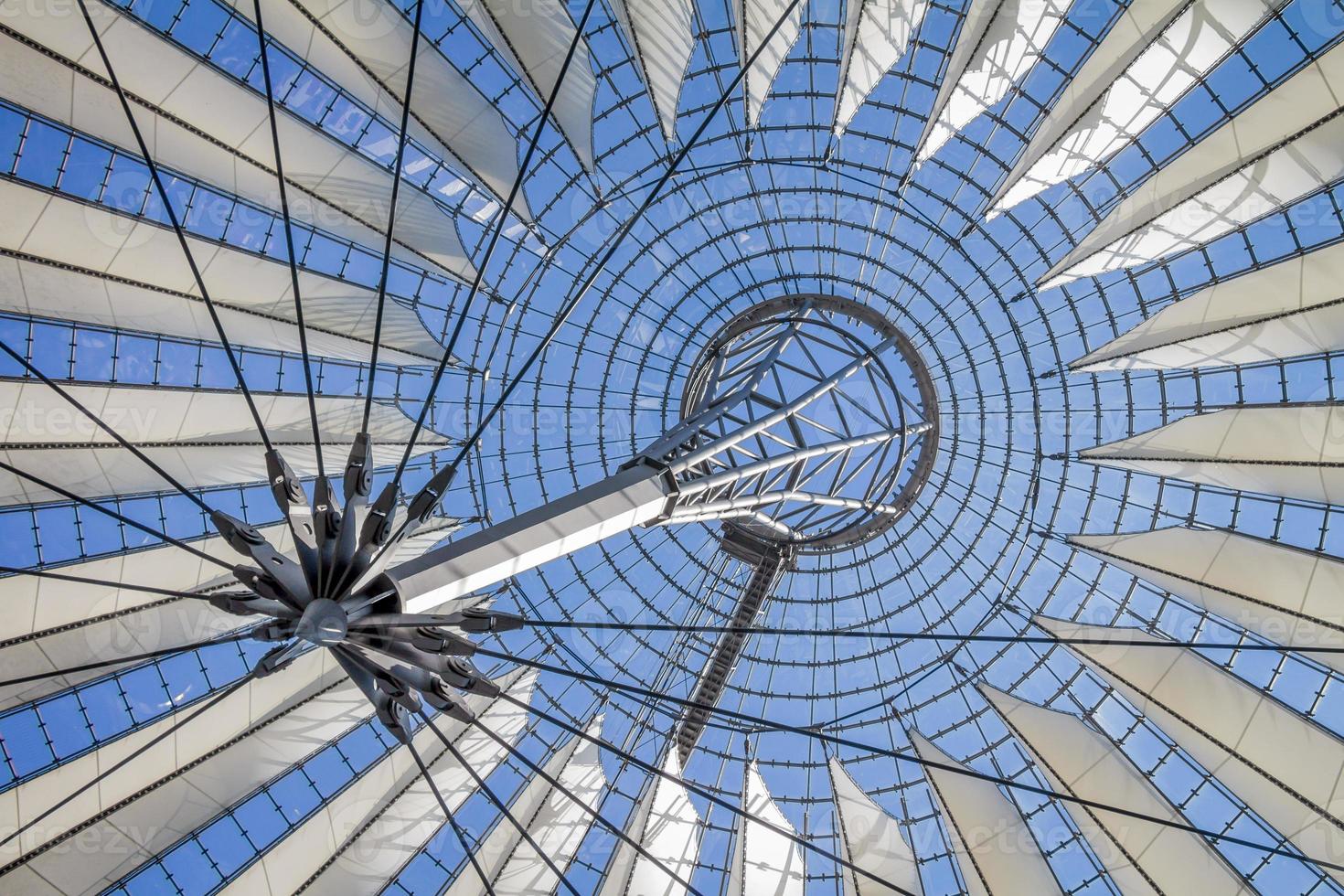futuristisch dak van het Sony Center op de Potsdamerplatz in Berlijn foto