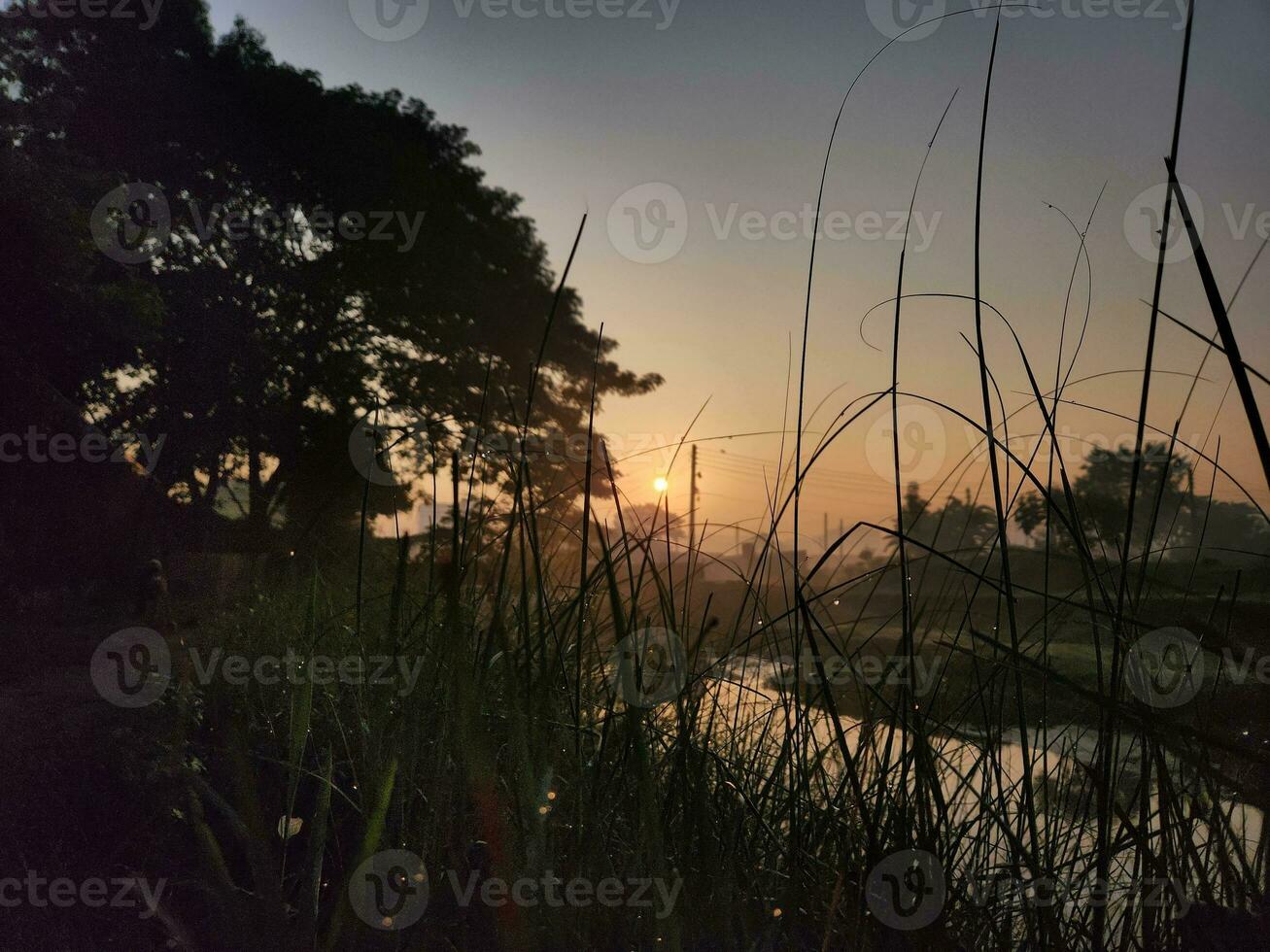 mooi schot van de zee Bij zonsondergang foto