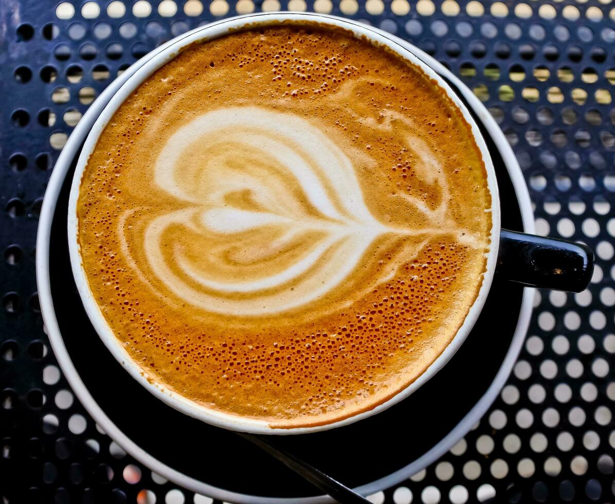 dichtbij omhoog visie van een kop van cappuccino koffie foto