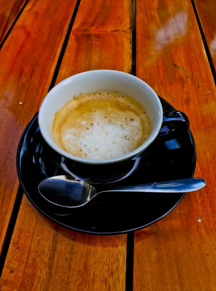 dichtbij omhoog visie van een kop van cappuccino koffie foto